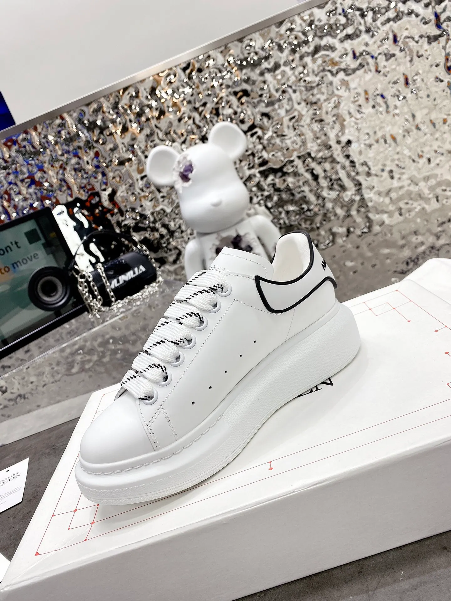 👟👟Ex-factory price 480👟👟 Women's Shoes Women's Clothing McQueen's latest original version developed this year will definitely bring you the most cost-effective ALEXANDER MCQUEEN classic in the market. If you don't have the confidence to improve the quality, there is really no need to put it on the table🔙.  Purchased original version from HK counter, various demolitions.  All kinds of touch 💥 welcome 👟👟 ex-factory price K,.  (Anyone who has the original version at the stall is welcome🆚) The thick sole perfectly heightens and elongates the visual effect. The most perfect proportion of the shoe body is this last shape. The logo font on the rear tail is printed in small fonts. The foot logo is made of genuine leather with air-pressed colorless process. In terms of color, we will always update it with the counter. 🔘Upper: Genuine customized silk cowhide 🔘Inner: original water-dyed sheep leather 🔘Sole: Exclusive molding T👟👟Ex-factory price U➕👟👟Ex-factory price U vacuum 🔘Tail: Thermal transfer printing technology 🔘Size women's model: 34-41 men's model: 38-46